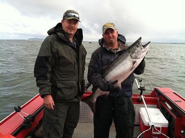 Astoria%2C+Oregon%3A+Salmon+Run+Sets+Record%2C+Throngs+of+Anglers+Descend